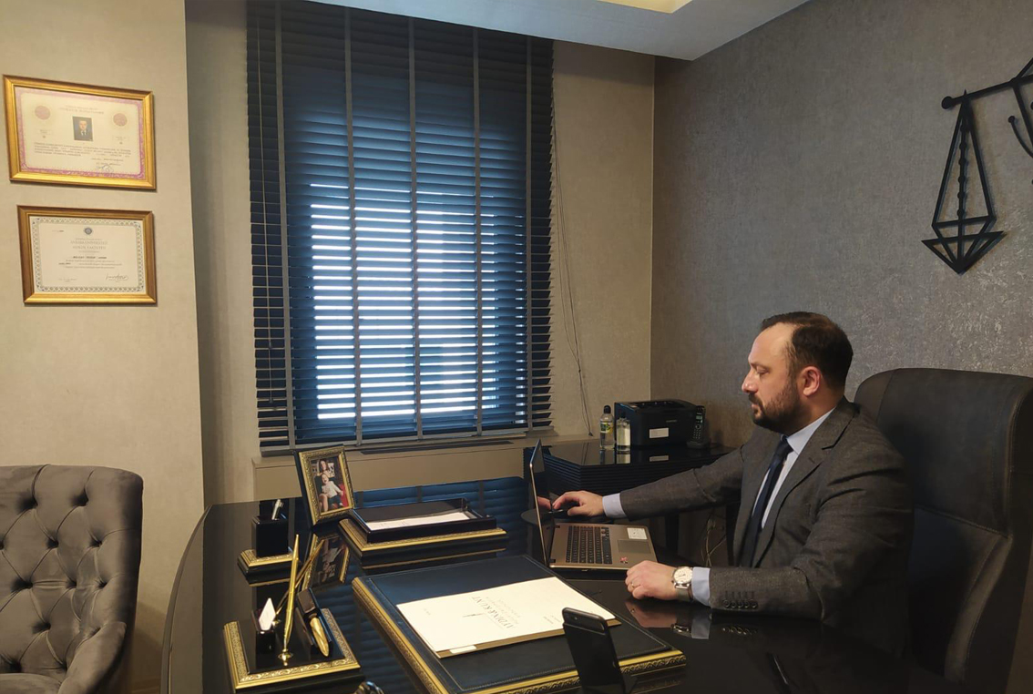 Yusuf Bülent Aydın, ofiste (1. fotoğraf)